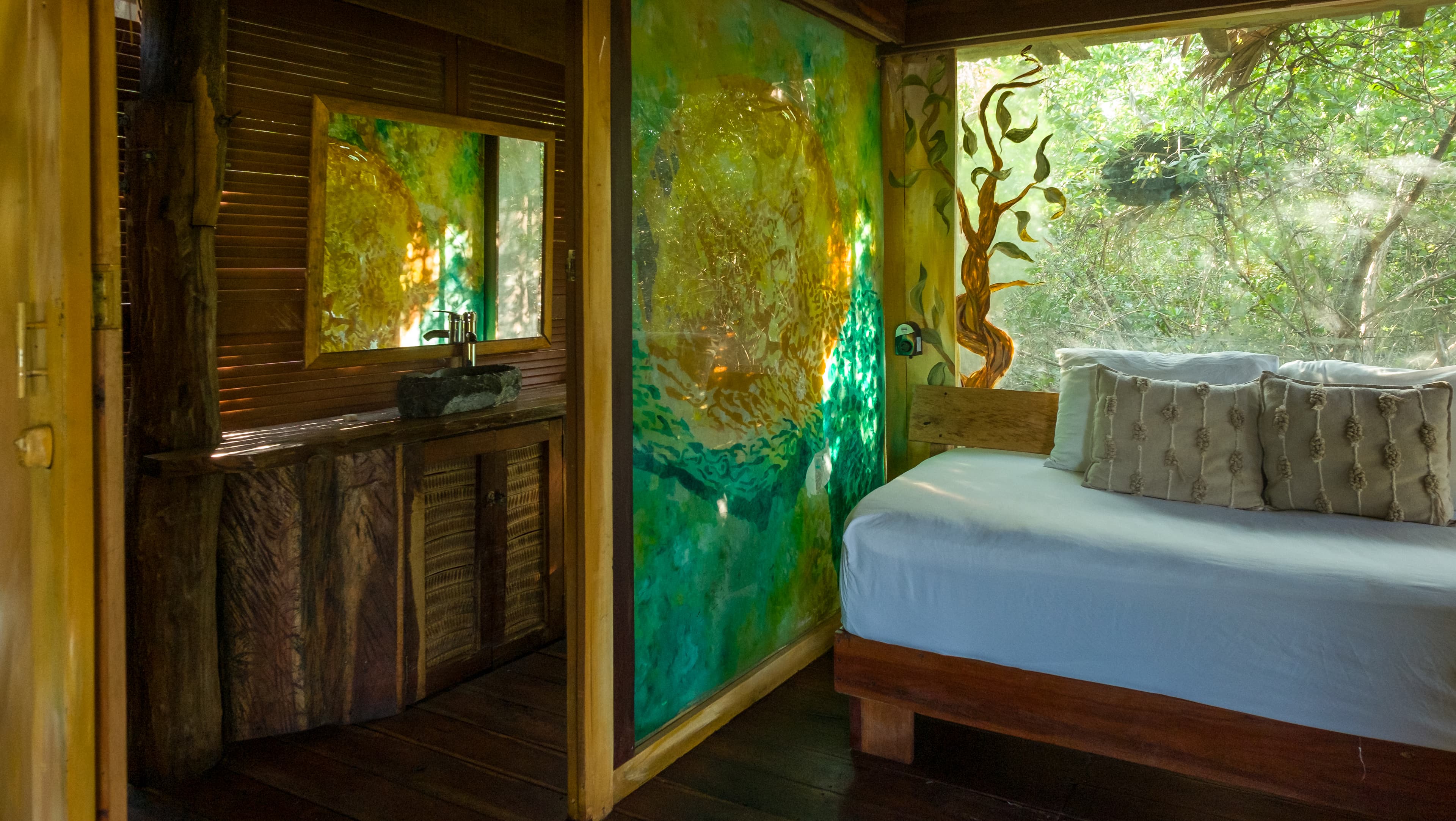 EMBAJADA UNIVERSAL: ESPÍRITU MARINO gallery image 2